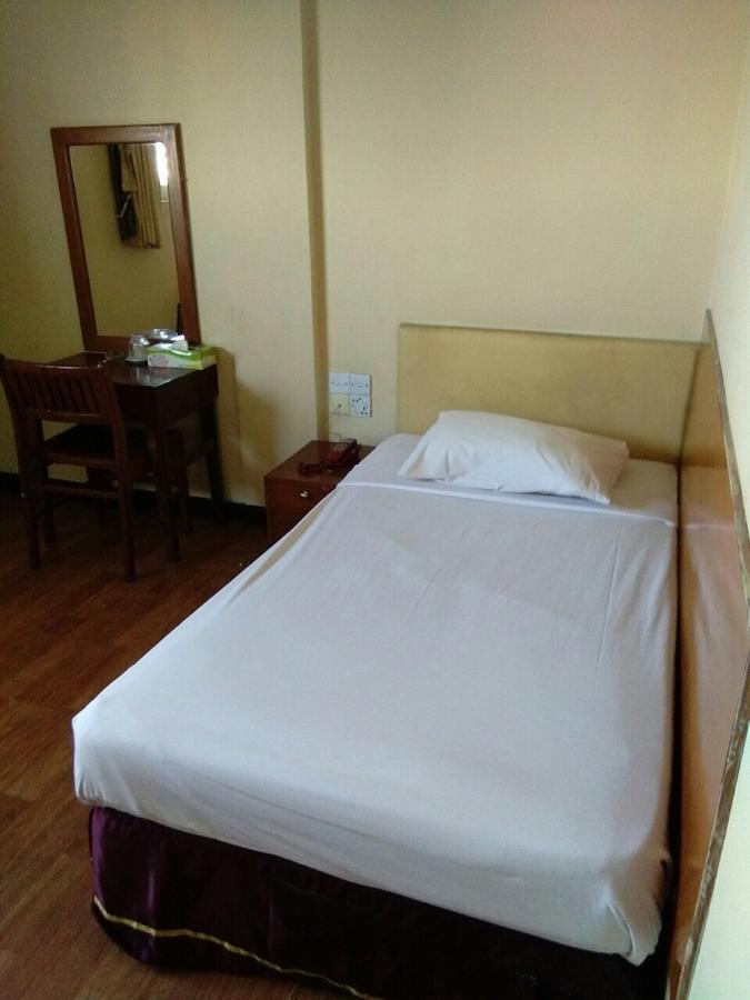 Halpin Hotel Yangon Exterior photo